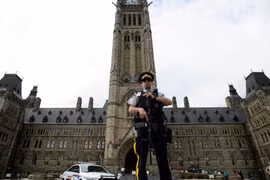 Cảnh sát Kỵ binh Hoàng gia Canada đứng gác bên ngoài tòa nhà Quốc hội Canada. (Nguồn: THE CANADIAN PRESS)