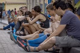 Người dân sử dụng Internet trên điện thoại di động tại La Habana, Cuba. (Nguồn: AFP/TTXVN)