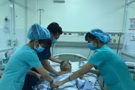 Bệnh nhân Huỳnh Học đang được các bác sỹ Bệnh viện Quân y 175 cấp cứu. (Ảnh: TTXVN)