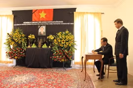 Bộ trưởng Ngoại thương và Đầu tư nước ngoài Venezuela ghi Sổ tang. (Nguồn: Đại sứ quán Việt Nam ở Venezuela)