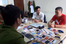 Lực lượng chức năng lấy lời khai đối tượng Vương Đại Sâm. (Ảnh: Nguyễn Hoàng/TTXVN)