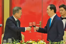 Chủ tịch nước Trần Đại Quang và Tổng thống Hàn Quốc Moon Jae-in nâng ly, tại tiệc chiêu đãi tối 23/3. (Ảnh: Nhan Sáng/TTXVN)