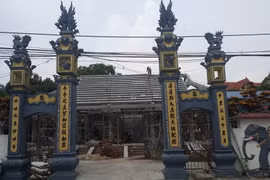 Đình Lương Xá bị phá bỏ hoàn toàn, đang xây mới lại bằng bêtông. (Ảnh: Đinh Thuận/TTXVN)