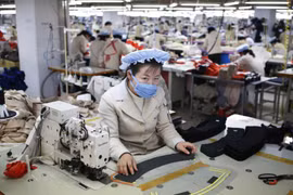 Công nhân may trong một nhà máy ở Triều Tiên. (Nguồn: Reuters)