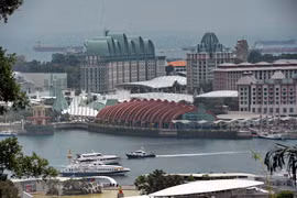 Toàn cảnh quần thể khách sạn và công viên nghỉ dưỡng trên đảo Sentosa ở Singapore. (Nguồn: AFP/TTXVN)