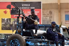 Binh sỹ Burkina Faso tuần tra tại Ouagadougou. (Nguồn: AFP/TTXVN)