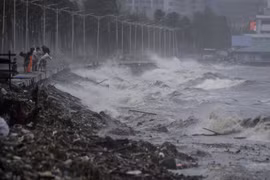 Hình ảnh siêu bão Mangkhut cày nát Philippines với sức gió hủy diệt