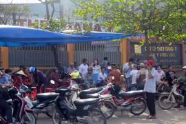 Đà Nẵng: Người dân tụ tập yêu cầu di dời nhà máy thép gây ô nhiễm 