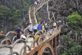 Tháo dỡ công trình vi pham tại khu vực Tràng An cổ, tháng 3/2018. (Ảnh: Minh Đức/TTXVN)