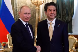 Tổng thống Nga Vladimir Putin (trái) và Thủ tướng Nhật Bản Shinzo Abe tại cuộc gặp ở Moskva, Nga ngày 26/5. (Nguồn: AFP/TTXVN)
