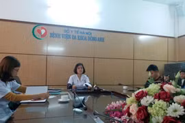 Lãnh đạo Bệnh viện Đa khoa Đông Anh trả lời báo chí. (Ảnh: PV/Vietnam+)