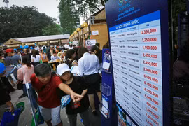 Người dân Thủ đô quan tâm tới các gói giá ưu đãi khi đi du lịch trong nước của các công ty lữ hành tại Hội chợ Du lịch Quốc tế Việt Nam - VITM Hà Nội 2018. (Ảnh: Trọng Đạt/TTXVN)