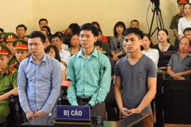 Bác sỹ Hoàng Công Lương (đứng giữa) tại phiên tòa. (Ảnh: Vũ Hà/TTXVN)