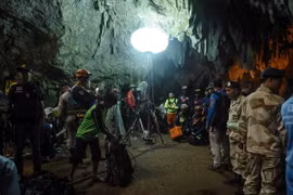 Lực lượng cứu hộ nỗ lực tìm kiếm đội bóng thiếu niên mất tích trong hang động ở tỉnh Chiang Rai, Thái Lan ngày 26/6. (Nguồn: THX/TTXVN)