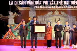 Đón bằng UNESCO ghi danh Hát Xoan Phú Thọ là Di sản văn hóa phi vật thể đại diện của nhân loại. (Ảnh: Trung Kiên/TTXVN)