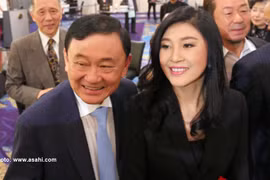 Cựu Thủ tướng Thaksin Shinawatra và người em gái Yingluck Shinawatra xuất hiện ở Tokyo trong một sự kiện giới thiệu sách. (Nguồn: asahi.com)