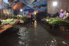 Một số tuyến đường trong chợ Quán Bánh, thành phố Vinh ngập nước sâu do mưa kéo dài. (Ảnh: Nguyễn Oanh/TTXVN)