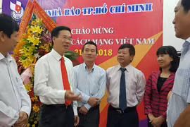Ông Võ Văn Thưởng (thứ 2 từ trái) với các thành viên Hội Nhà báo Thành phố Hồ Chí Minh. (Ảnh: Thế Anh/TTXVN)