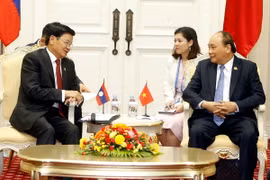 Thủ tướng Chính phủ Nguyễn Xuân Phúc gặp song phương với Thủ tướng Lào Thongloun Sisoulit. (Ảnh: Thống Nhất/TTXVN)