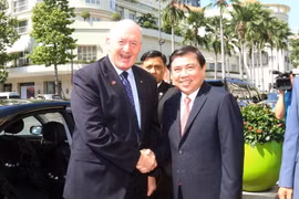 Chủ tịch Ủy ban Nhân dân Thành phố Hồ Chí Minh Nguyễn Thành Phong hội kiến Toàn quyền Australia Peter Cosgrove đang có chuyến thăm cấp Nhà nước tới Việt Nam. (Ảnh: Thanh Vũ/TTXVN)
