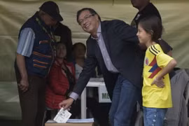 Ứng viên tranh cử Tổng thống Colombia Gustavo Petro bỏ phiếu tại điểm bầu cử ở Bogota ngày 27/5. (Nguồn: AFP/ TTXVN)