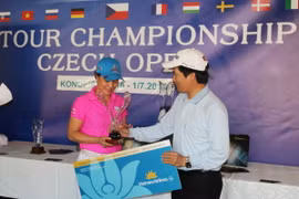 Vận động viên Vũ Thị Hồng Mai nhận giải vô địch nữ EVGA Tour Championship 2018. (Ảnh: Hồng Kỳ/Vietnam+)