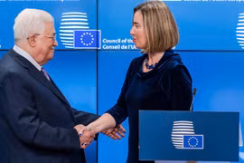Bà Mogherini bắt tay Tổng thống Palestine Abbas trong cuộc họp báo chung ở trụ sở EU, Brussels, ngày 22/1. (Nguồn: Reuters)