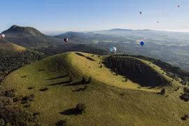 Dãy núi lửa Puys, vùng Auvergne-Rhône-Alpes miền Trung nước Pháp. (Nguồn: radioscoop.com)