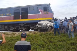Hiện trường vụ tai nạn tàu hỏa đâm xe ôtô khiến 4 người thương vong. (Nguồn: TTXVN phát)