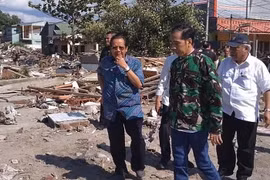 Tổng thống Indonesia Joko Widodo (thứ 2, phải) thăm thành phố Palu thuộc đảo Sulawesi, nơi hứng chịu trận động đất kèm theo sóng thần, ngày 30/9/2018. (Nguồn: AFP/TTXVN)