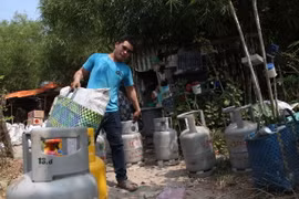 Điểm sang chiết gas trái phép quy mô lớn ẩn sâu trong vườn trúc. (Ảnh: Nguyễn Văn Việt/TTXVN)
