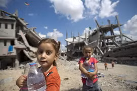 Ảnh tư liệu: Trẻ em Palestine trữ nước sinh hoạt tại khu vực lân cận Dải Gaza Shejaiya. (Nguồn: AFP/TTXVN)