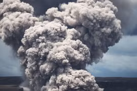 Cột khói dày đặc từ núi lửa Kilauea. (Nguồn: time.com)