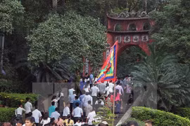 Đông đảo du khách thập phương về dự Giỗ tổ Hùng Vương, Lễ hội đền Hùng 2017. (Ảnh: Quốc Khánh/TTXVN)