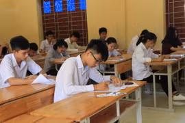 Thí sinh làm bài thi Ngữ Văn tại hội đồng thi trung học phổ thông Hà Huy Tập, thành phố Vinh. (Ảnh: Bích Huệ/TTXVN)