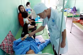 Bác sỹ thăm khám cho các bệnh nhân bị ngộ độc.(Ảnh: Thế Duyệt/TTXVN)