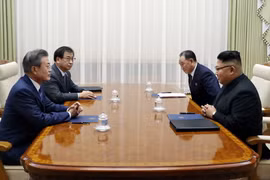 Nhà lãnh đạo Triều Tiên Kim Jong-un (thứ nhất, phải) và Tổng thống Hàn Quốc Moon Jae-in (thứ nhất, trái) tại cuộc gặp thượng đỉnh ở Bình Nhưỡng. (Nguồn: Yonhap/TTXVN)