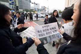 Người dân Hàn Quốc đọc báo về hội nghị thượng đỉnh liên Triều tại Seoul, Hàn Quốc ngày 27/4. (Nguồn: Yonhap/TTXVN)