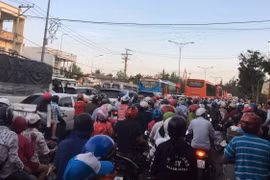 Nhiều đoạn đường hướng về Thành phố Hồ Chí Minh bị ùn tắc kéo dài. (Ảnh: Nam Thái/TTXVN)