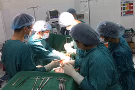 Bác sỹ Trung tâm y tế huyện Nhơn Trạch tiến hành phẫu thuật cứu sống cho bệnh nhân. (Ảnh: TTXVN/Vietnam+)