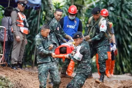 Lực lượng cứu hộ làm nhiệm vụ tại khu vực hang động Tham Luang ở Chiang Rai, Thai Lan ngày 30/6. (Nguồn: EFE-EPA/ TTXVN)
