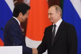 Tổng thống Nga Vladimir Putin (phải) và Thủ tướng Nhật Bản Shinzo Abe (trái) tại cuộc họp báo ở Moskva. (Nguồn: AFP/TTXVN)