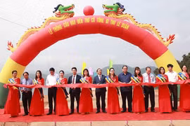 Lãnh đạo tỉnh Hà Tĩnh cắt băng thông cầu. (Ảnh: Phan Quân/TTXVN)