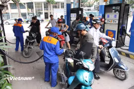Một điểm bán xăng của Petrolimex tại Hà Nội. (Ảnh: Đức Duy/Vietnam+)