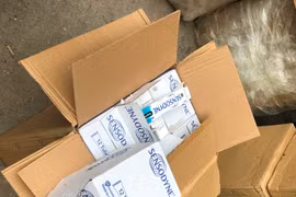 Thu giữ số lượng lớn kem đánh răng nhãn hiệu Sensodyne nhập lậu tại ngõ 95 Chùa Bộ, Hà Nội. (Ảnh: Đức Duy/Vietnam+)