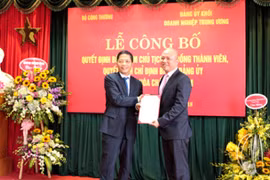 Bộ trưởng Trần Tuấn Anh trao quyết định bổ nhiệm Chủ tịch Vinachem cho ông Nguyễn Phú Cường. (Ảnh: vinachem.com.vn)