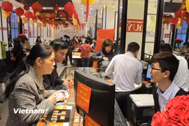 Khách hàng giao dịch vàng tại Hà Nội. (Ảnh: PV/Vietnam+)
