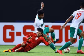 Đội tuyển Việt Nam chỉ có một lần dứt điểm trúng khung thành Indonesia khi phải đối mặt với hàng phòng ngự chặt chẽ, kỷ luật và không ngại va chạm. (Ảnh: Getty Images) 