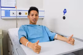 Trong ảnh, tiền vệ Hùng Dũng tạm ổn định tâm lý và đang chờ phẫu thuật sau chấn thương ở trận đấu tối 23/3. (Ảnh: CLB Hà Nội)
