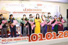 Lễ đón khách đến Thành phố Hồ Chí Minh đầu năm 2021. (Ảnh: Mỹ Phương/TTXVN)